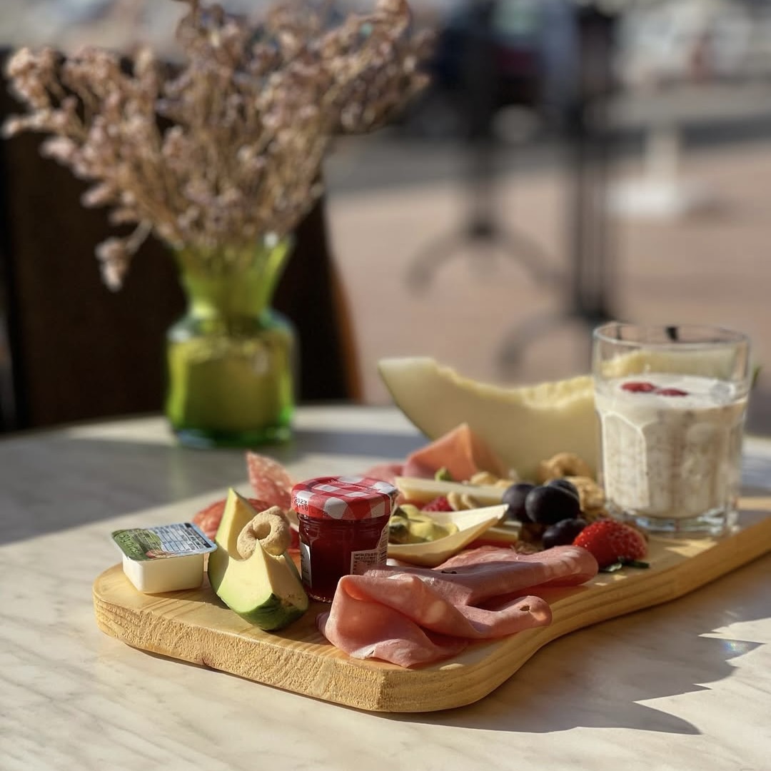Snack Board Italiano con fruta, queso, almendras, y más. Desayuno en Tutti Sensi Portals