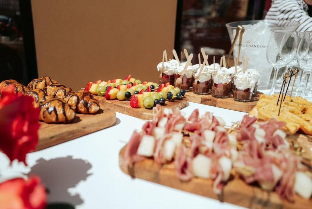 Tapas italianas y mallorquinas para compartir, especial para catering de eventos privados. Comida artesanal dulce y salada en restaurante Tutti Sensi de Puerto Portals, Mallorca