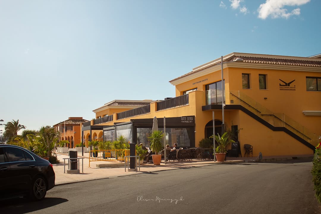 Vista general del restaurante y bar italiano Tutti Sensi con interior y terraza exterior frente al mar en Puerto Portals, Portals Nous, Palma de Mallorca