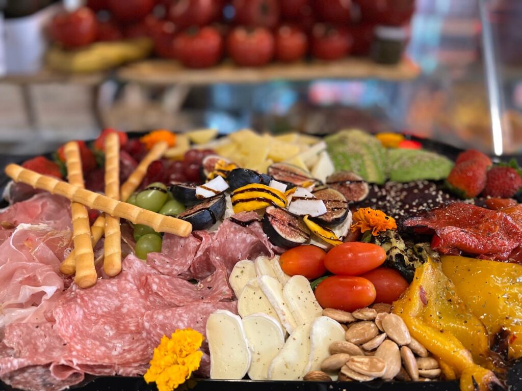 Bandeja de antipasti italianos para llevar en barco desde Puerto Portals, catering gourmet en Mallorca.