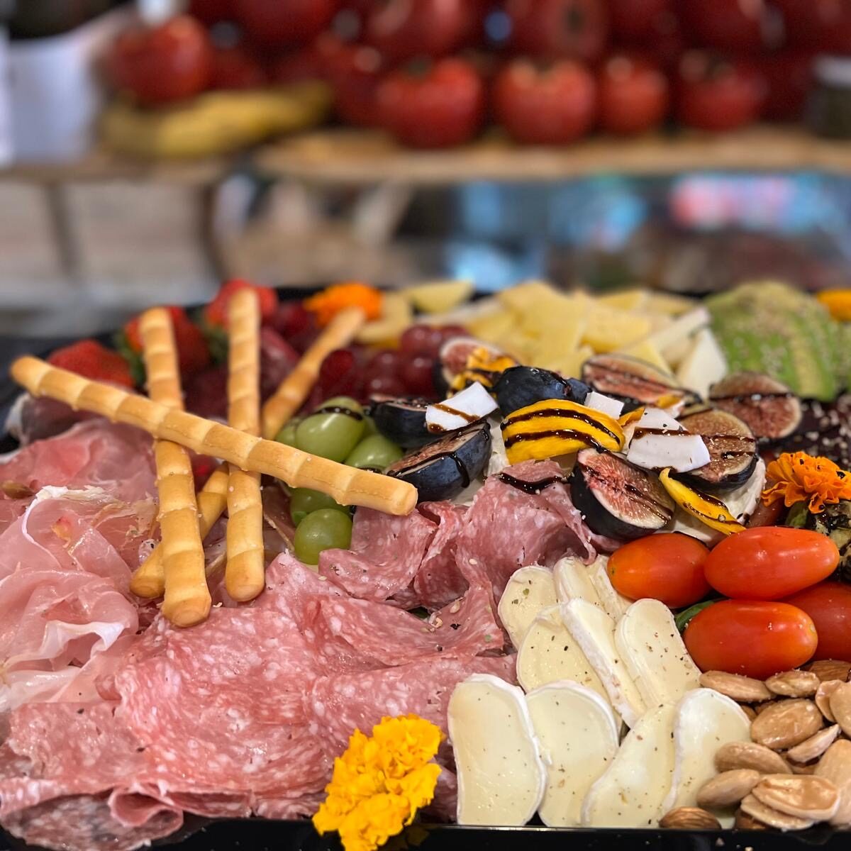 Bandeja de antipasti italianos para llevar en barco desde Puerto Portals, catering gourmet en Mallorca.