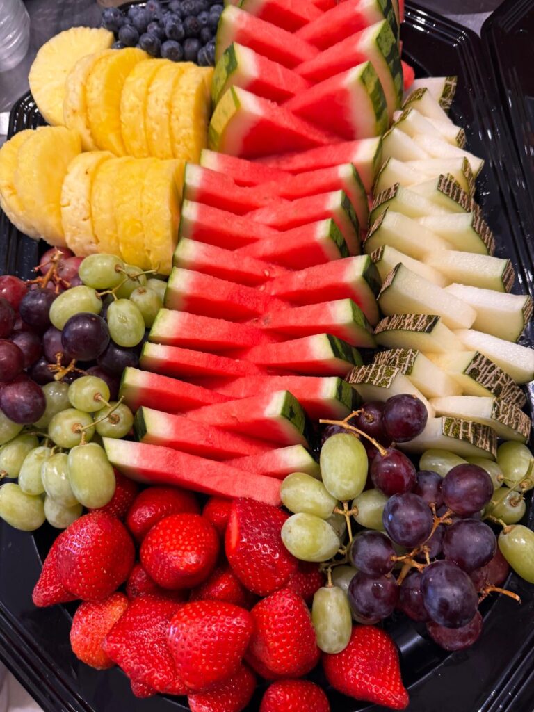 Frutas frescas premium listas para llevar al barco, bandeja saludable y refrescante desde tu embarcación de restaurante en Puerto Portals, Calvià, Mallorca