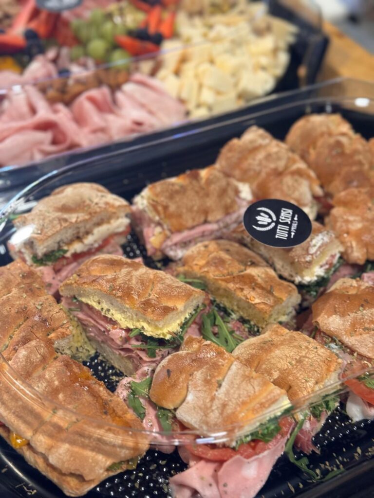Focaccias italianas frescas y artesanas para compartir, ideales para delivery en yates desde Puerto Portals, restaurante italiano Mallorca, Tutti Sensi
