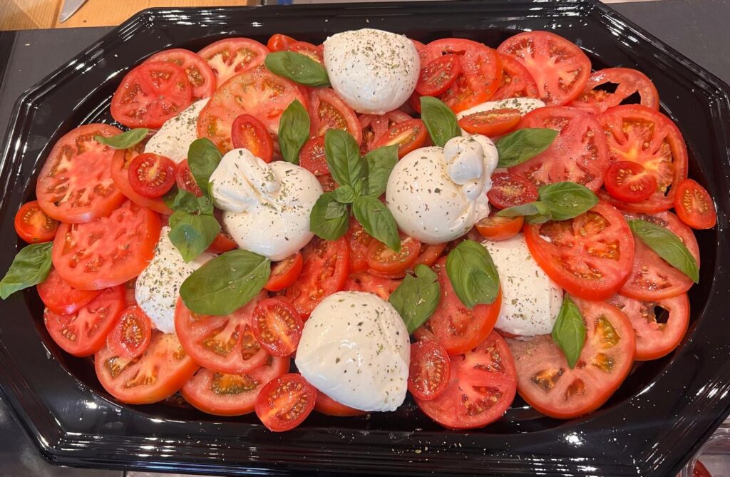 Ensalada caprese gourmet con burrata, tomate y pesto, delivery italiano para yates en Puerto Portals, Mallorca