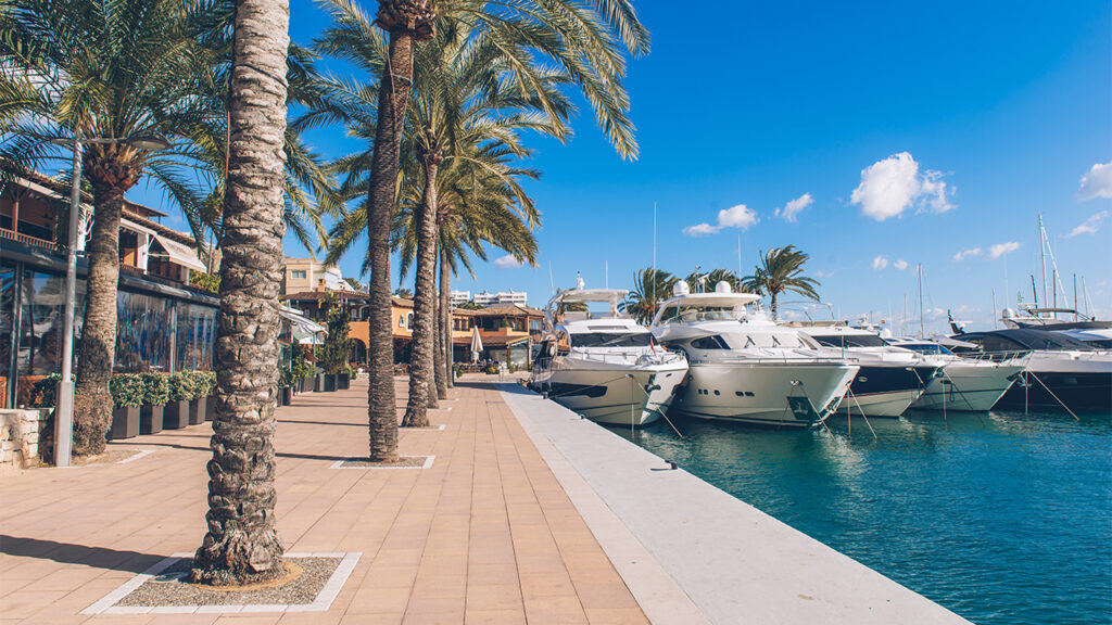 Paseo en Puerto Portals enfocado en los barcos, y  en los pedidos de barcos de Tutti Sensi